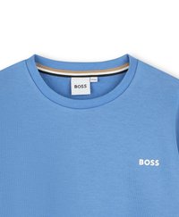 T-shirt in cotone azzurro chiaro con colletto rotondo e maniche corte. Presenta un piccolo logo bianco "BOSS" sul lato sinistro del petto. Texture liscia.