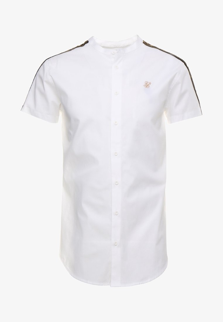 Chemise blanche à manches courtes avec boutons, rayée de noir et or sur les épaules, et petit logo brodé sur le côté gauche de la poitrine.