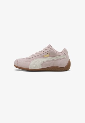Rosa Wildledersneaker mit weißem Wildleder-Seitenstreifen und goldenem Puma-Logo. Verfügt über eine strukturierte braune Gummisohle und genähte Details.