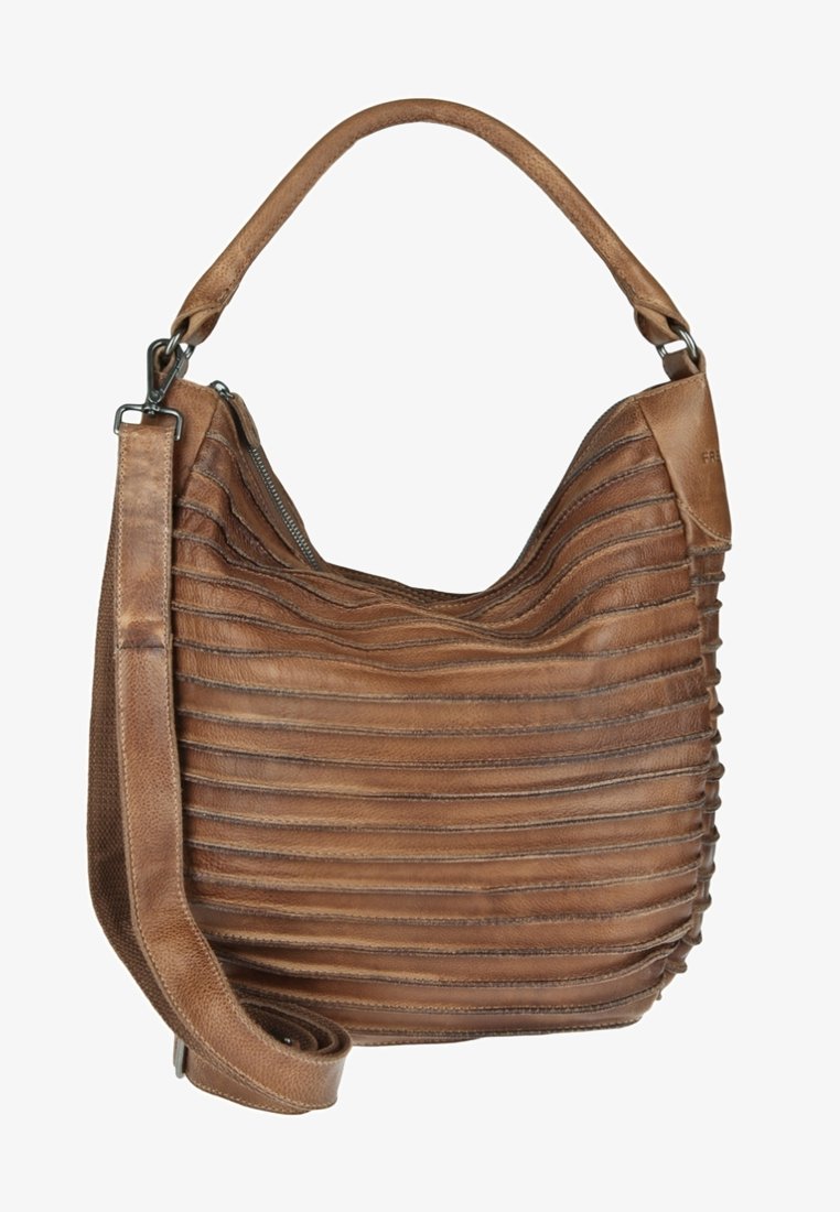 Sac à épaule en cuir marron avec un design texturé et rayé, une bandoulière avec des accents en métal et une fermeture à glissière.