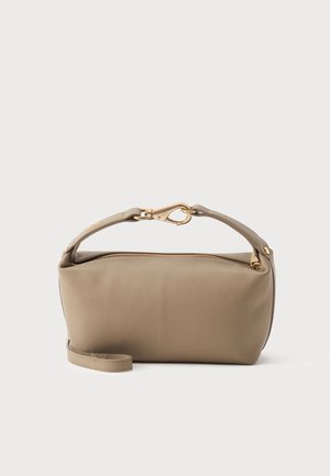 Sac pochette en cuir taupe avec fermeture éclair et fermoir dorés, avec une lanière de poignet amovible sur un fond clair uni.