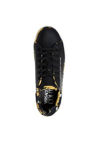 Zwarte sneaker met een gladde lederen bovenkant, voorzien van ronde veters, een witte zool en een gouden bloemenpatroon op de binnenvoering.