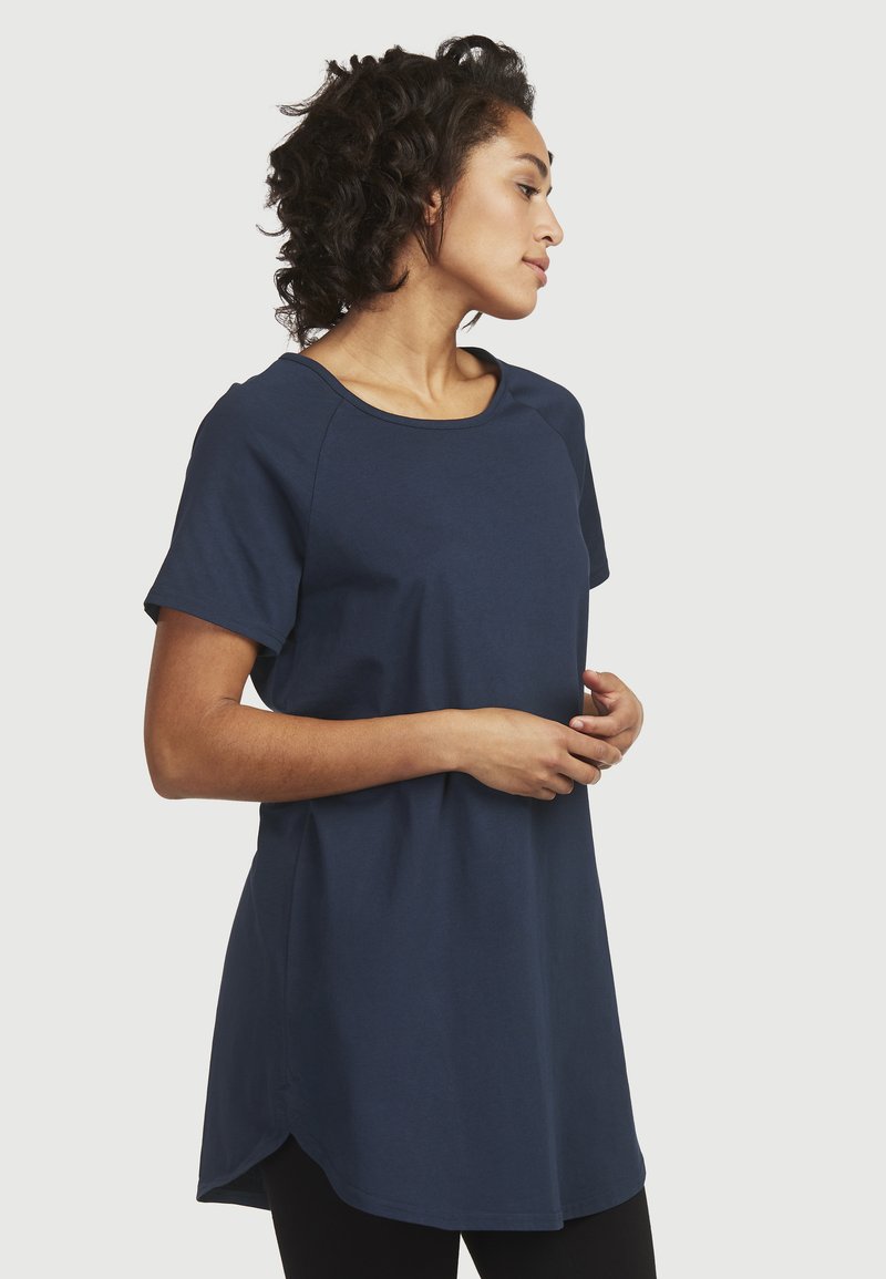 Navyblauwe tuniek met korte mouwen in een zachte stof, met een ronde halslijn, een relaxte pasvorm en een licht afgeronde zoom.