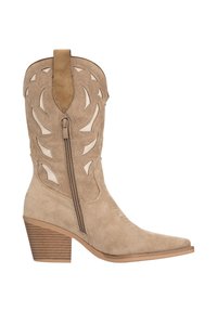 Botte de cowboy en daim beige avec des découpes, une fermeture éclair latérale, un bout pointu et un talon empilé à texture nervurée.