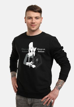 Sort sweatshirt med et grafik af to kvinder, en med hvidt hår og en med sort, med teksten "Engang en Addams, altid en Addams."