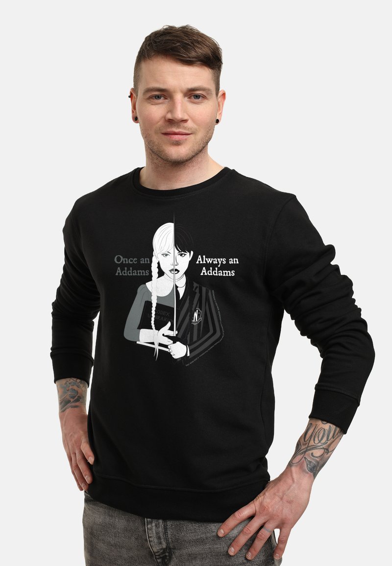 Felpa nera con un grafiche che raffigura due donne, una con capelli bianchi e l'altra con capelli neri, con la scritta "Una volta Addams, sempre Addams."