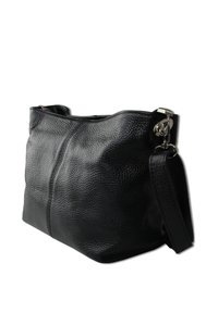 Zwarte leren handtas met een gestructureerd oppervlak, een ritssluiting aan de bovenkant en een afneembare schouderriem. Heeft een slank, licht gebogen ontwerp.