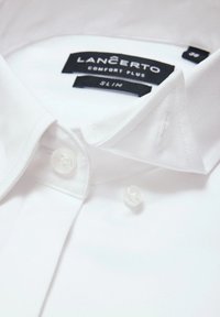 Biała koszula z kołnierzykiem i dopasowanym krojem, wyposażona w dwa zapięcia na guziki. Etykiety oznaczają "LANCERTO" i "COMFORT PLUS" na czarnym tle. Gładka tekstura.
