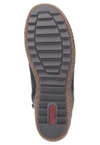 Suela de zapato de goma negra con agarre texturizado, con un borde marrón y un logo rojo. Tamaño 37 marcado y un diseño de superficie con patrón.
