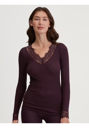 Langsleeve top in diep paars geribbeld stof met een V-hals met kantafwerking en kanten accenten bij de uiteinden.