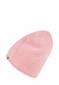 Roze gebreide beanie met een zachte textuur, licht taps toelopende vorm en een klein logo-label aan de zijkant. Soepele, gelijkmatige stiknaden overal.