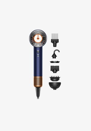 Haardroger met een marineblauwe behuizing, rond display, koperen accenten en meerdere zwarte accessoires, inclusief een diffuser en stylingmondstuk.