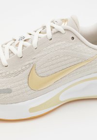Nike Performance JOURNEY RUN - Tenisice za cestovno trčanje - phantom/neutral olive/sail/light brown/white