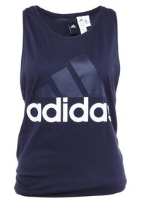 Camiseta sin mangas azul marino hecha de tela suave, que presenta un gran logo blanco de "adidas" y tres icónicas franjas diagonales en un acabado brillante.