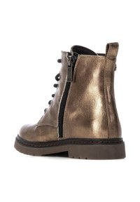 Botín metálico bronce con cordones en la parte delantera y cremallera lateral, que presenta una puntera redonda, suela resistente y un sutil detalle de costura.