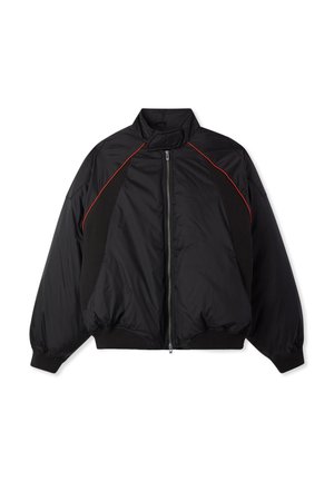 Giacca nera con zip, polsini e orlo a coste, collo alto e dettagli con piping rosso lungo le cuciture delle spalle.