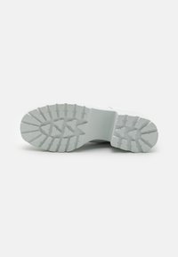 Koi Footwear Kotníkové boty na platformě - white