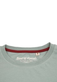 Hellgrünes T-Shirt mit rundem Halsausschnitt, ausgestattet mit einem bordeauxfarbenen Saum und dem aufgestickten Markennamen 'Band of Rascals' am Kragen.