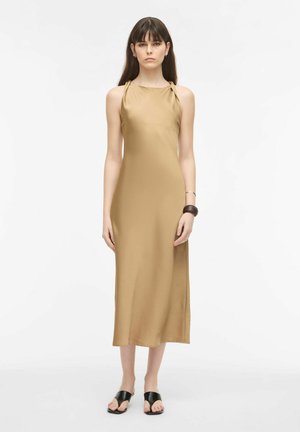 Rouge Edit MIDIKLEID ÄRMELLOS - Robe de soirée - petrified oak