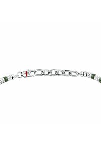 Bracciale a catena in argento con dettagli di perline verdi e argento, chiusura sicura e finitura lucida.