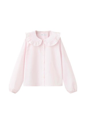 Lichtroze blouse met lange mouwen, met een gerimpelde Peter Pan-kraag en knoopsluiting aan de voorkant, elastische manchetten, plat gelegd op een witte achtergrond.