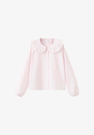 Lichtroze blouse met lange mouwen, met een gerimpelde Peter Pan-kraag en knoopsluiting aan de voorkant, elastische manchetten, plat gelegd op een witte achtergrond.