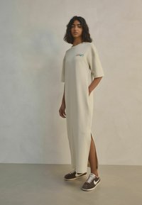 Next TALL FIT - SHORT SLEEVE CREW NECK BACK GRAPHIC MIDI  - Dzsörzéruha - white ecru tennis graphic