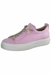 Rosa Wildleder-Sneaker mit goldenen Ösen, beigen Schnürsenkeln und einer weißen Gummisohle. Verfügt über eine glatte Textur und eine abgerundete Form.
