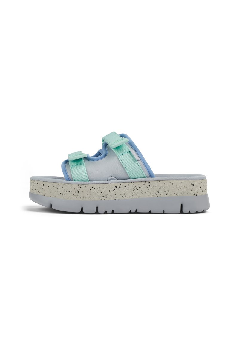Sandale bleu clair avec des sangles vert menthe, boucles ajustables et une semelle de plateforme grise mouchetée. Tige texturée pour le confort et l'adhérence.