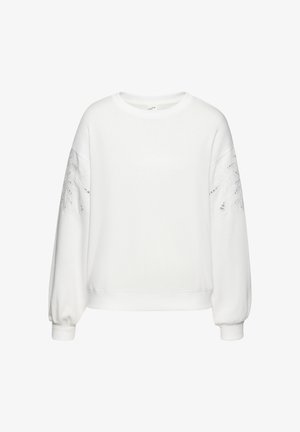 Bela pulover s krožno ovratnikom, napihnjenimi rokavi in zapletenimi izrezovanimi cvetličnimi vzorci na ramenih. Mehka tekstura tkanine.