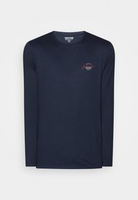 Camiseta de manga larga en color azul marino, hecha de algodón, que presenta un pequeño logo rojo y un cuello redondo, con una textura suave y un ajuste casual.