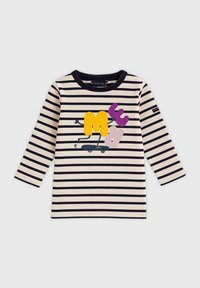 Chemise à rayures à manches longues en crème et marine avec un design graphique coloré mettant en avant le mot "ME" et un motif de skateboard.
