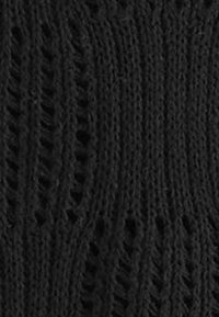 Tissu noir en tricot avec un motif ajouré comprenant des côtes verticales et horizontales, offrant une apparence texturée et respirante.