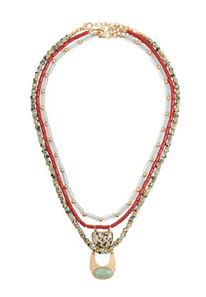 Naszyjnik z trzech rzędów koralików w kolorach czerwonym, jasnoniebieskim i zielonym w cętki, ozdobiony złotymi akcentami oraz dwoma zawieszkami z kamieniami osadzonymi w złotych oprawach.