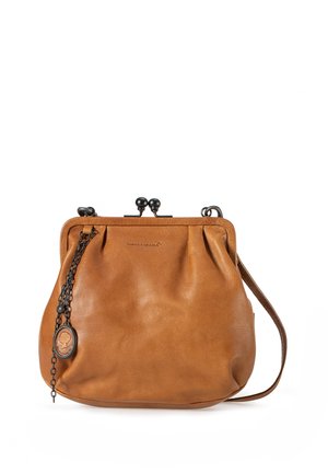 Bruine leren handtas met metalen sluiting, afneembare schouderriem en decoratieve ketting met ovale hanger.