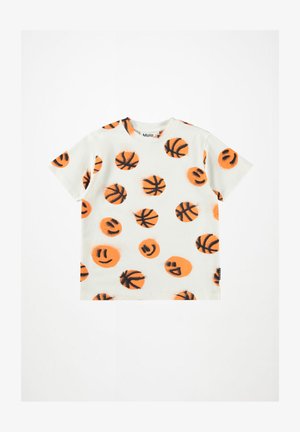 T-shirt en coton blanc avec des impressions de basketball noir et orange et d'un visage souriant. Manches courtes et décolleté rond avec une étiquette sur le côté.