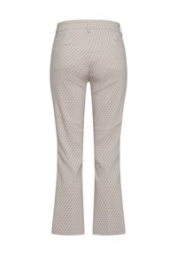 Uitlopende broeken in lichtbeige met een geometrisch wit patroon, voorzien van een standaard tailleband en twee achterzakken.