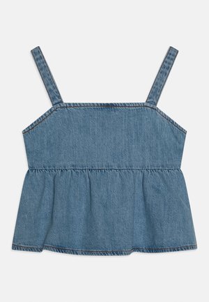 Top azul de mezclilla sin mangas con tirantes finos en los hombros y una sección inferior fruncida y acampanada.