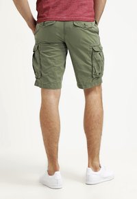 Olivově zelené cargo šortky s bočními kapsami, plochým předním designem a ohrnutými lemy. Vyrobené z odolné tkaniny, s klasickým střihem.