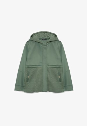 Grøn hættetrøje med struktureret nederste halvdel, lommer med trykknapper og lange ærmer, vist mod en hvid baggrund.