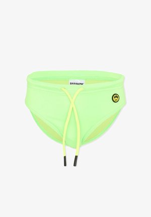 Bañador corto de color verde neón con cordón amarillo en la parte delantera y una pequeña placa con logo en negro y amarillo en el lado derecho.