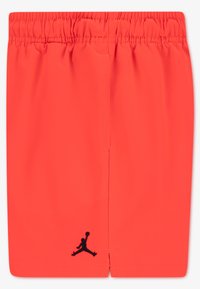 Κόκκινα αθλητικά σορτς από ελαφρύ ύφασμα με ελαστική μέση και κεντημένο μαύρο λογότυπο Jumpman στο κάτω μπροστινό μέρος.