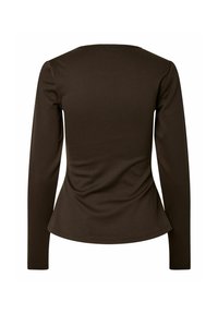 Brun långärmad topp med rundad halsringning, mjuk textur och en figurnära design som svänger ut vid midjan. Inga synliga mönster eller detaljer.