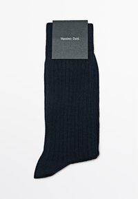 Calzini blu navy a coste con risvolto, etichettati "Massimo Dutti", che mostrano una texture liscia e un design classico adatto all'abbigliamento formale.