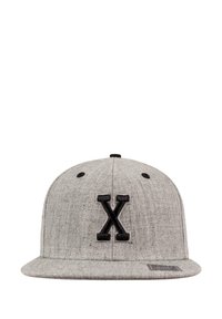 Pelēka snapback cepure, izgatavota no teksturētas auduma, ar izteiktu melnu "X" logo priekšpusē. Plakana vāciņa forma ar ventilācijas caurumiem augšpusē.
