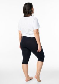 Zizzi MIT 3/4-LÄNGE - Shorts - black