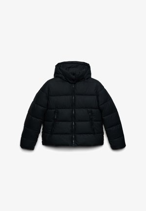 Schwarze Puffy-Jacke mit Kapuze, ausgestattet mit einer gesteppten Textur, durchgehendem Reißverschluss und doppelten Seitentaschen; warmes, gepolstertes Material.