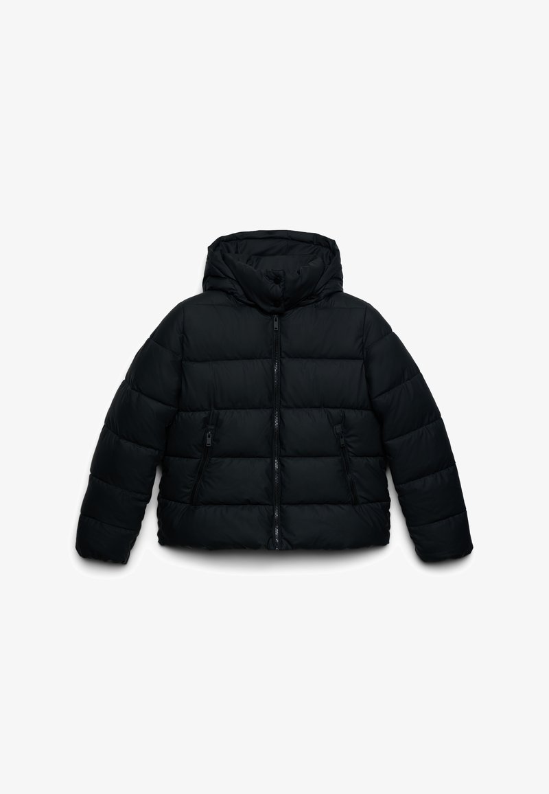 Schwarze Puffy-Jacke mit Kapuze, ausgestattet mit einer gesteppten Textur, durchgehendem Reißverschluss und doppelten Seitentaschen; warmes, gepolstertes Material.