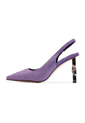 Scarpa con tacco alto slingback viola, decorata con strass, punta affusolata e tacco metallico di forma unica. Texture liscia.