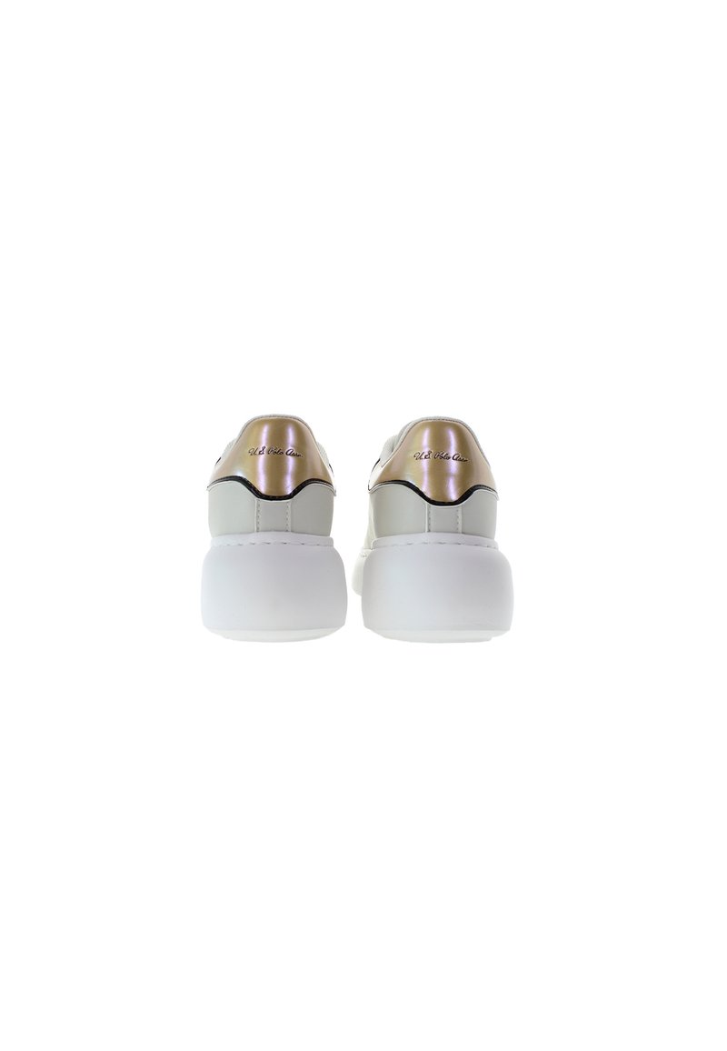 Baskets blanches avec un talon arrière doré brillant, présentant une texture lisse, une forme arrondie, et une semelle blanche rembourrée.